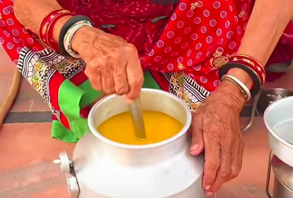 Hath se khalis desi ghee taiyar karte hue